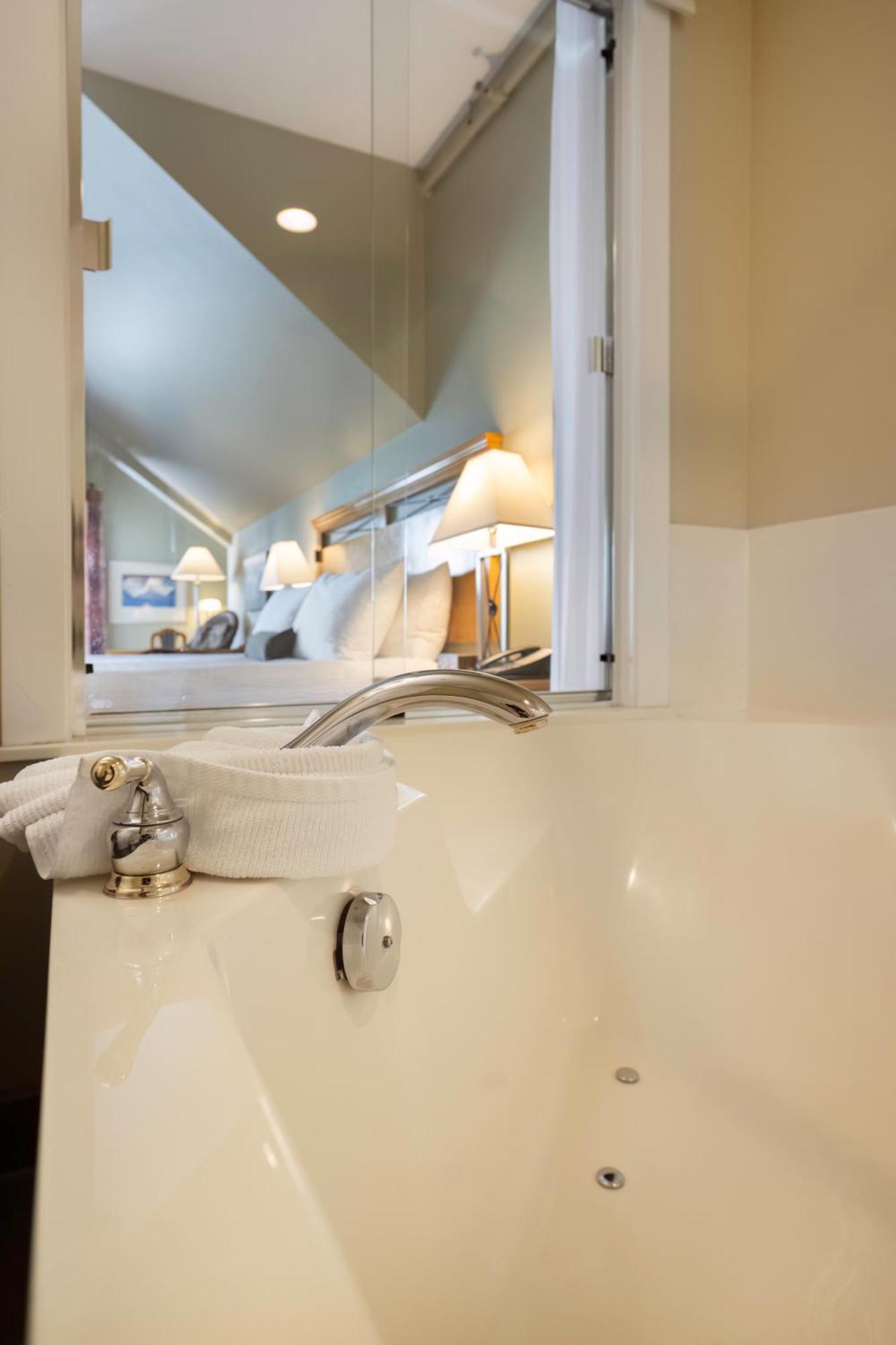 Sidney Waterfront Inn & Suites מראה חיצוני תמונה